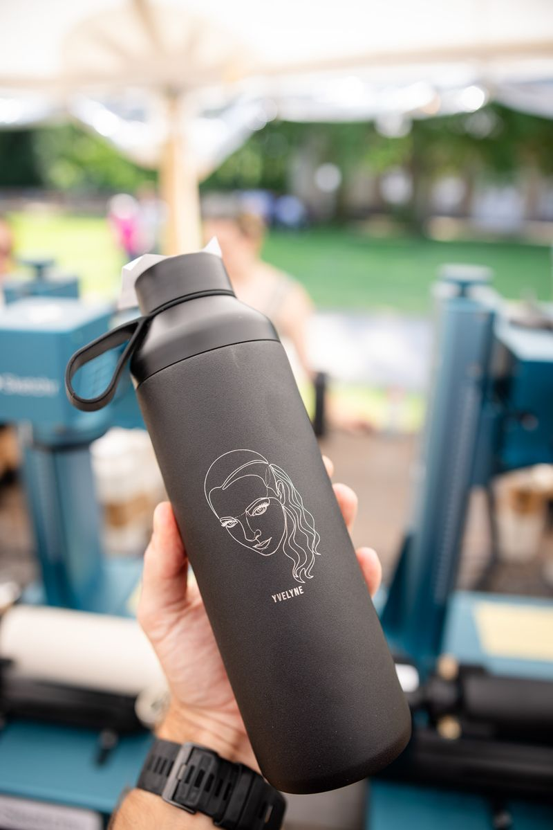 Zwarte Ocean Bottle met gegraveerd portret en naam Ywelyne