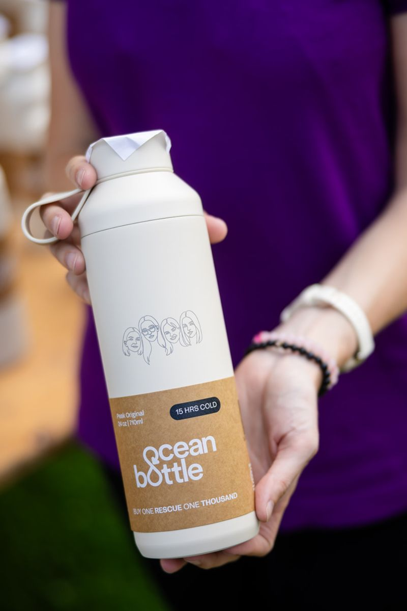 Gepersonaliseerde witte Ocean Bottle met custom lijntekening tijdens de Grant Thornton teambuilding